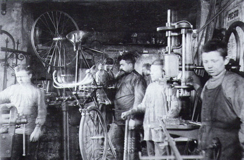 Schlosserei-Werkstatt. Kinderarbeit vor 100 Jahren