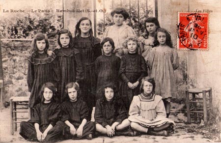 Foto der Schülerinnen mit Lehrern. La Ruche, ein modernes Internat in Frankreich vor 100 Jahren