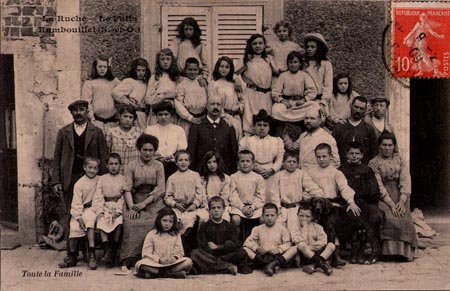Foto der Schüler mit Lehrern. La Ruche, ein modernes Internat in Frankreich vor 100 Jahren