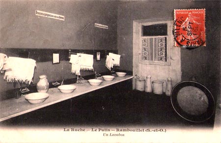 Waschbecken. La Ruche, ein modernes Internat in Frankreich vor 100 Jahren