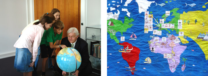 Die Kinderreporter schauen eine Weltkarte mit Auenminister Steinmeier an