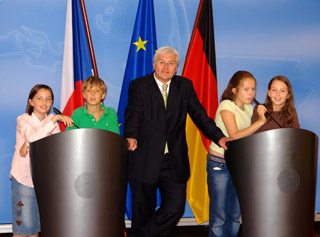 Bundesauenminister Frank-Walter Steinmeier mit Kinderreportern