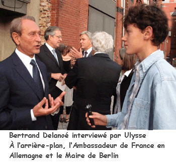 Bertrand Delano interview par Ulysse. En arrire-plan, l'Ambassadeur de France en Allemagne et le maire de Berlin.