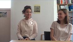 Film: zwei Mädchen erzählen vor der Kamera