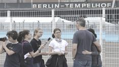 Interview sur le terrain d'atterrissage de l'ancien aéroport de Tempelhof 