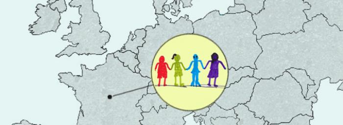 Carte de l'Europe avec Selles-sur-Cher. Au centre, des gens se donnant la main en signe de solidarité