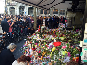 Paris nach den Anschlgen vom 13. November 2015 - Blumen vor dem Restaurant Belle quipe
